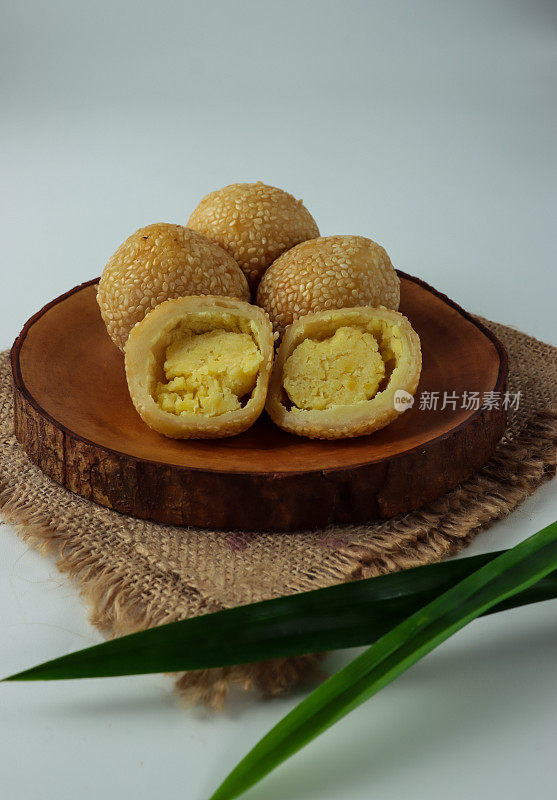 煎堆(Jian Dui)是一种用糯米粉裹上芝麻和豆沙做成的油炸中式面点。